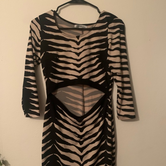 Body on dress - Picture 2 of 4